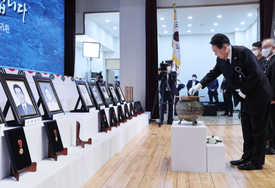 윤석열 대통령이 14일 서울 동작구 국립서울현충원에서 열린 한국광복군 선열 합동봉송식에서 분향하고 있다.  연합뉴스